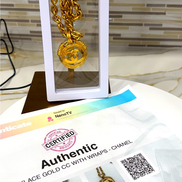 Vintage CHANEL GOLD CC WITH WRAPS 24K plated and pristine condition, WITH COA - Picture 4 of 5